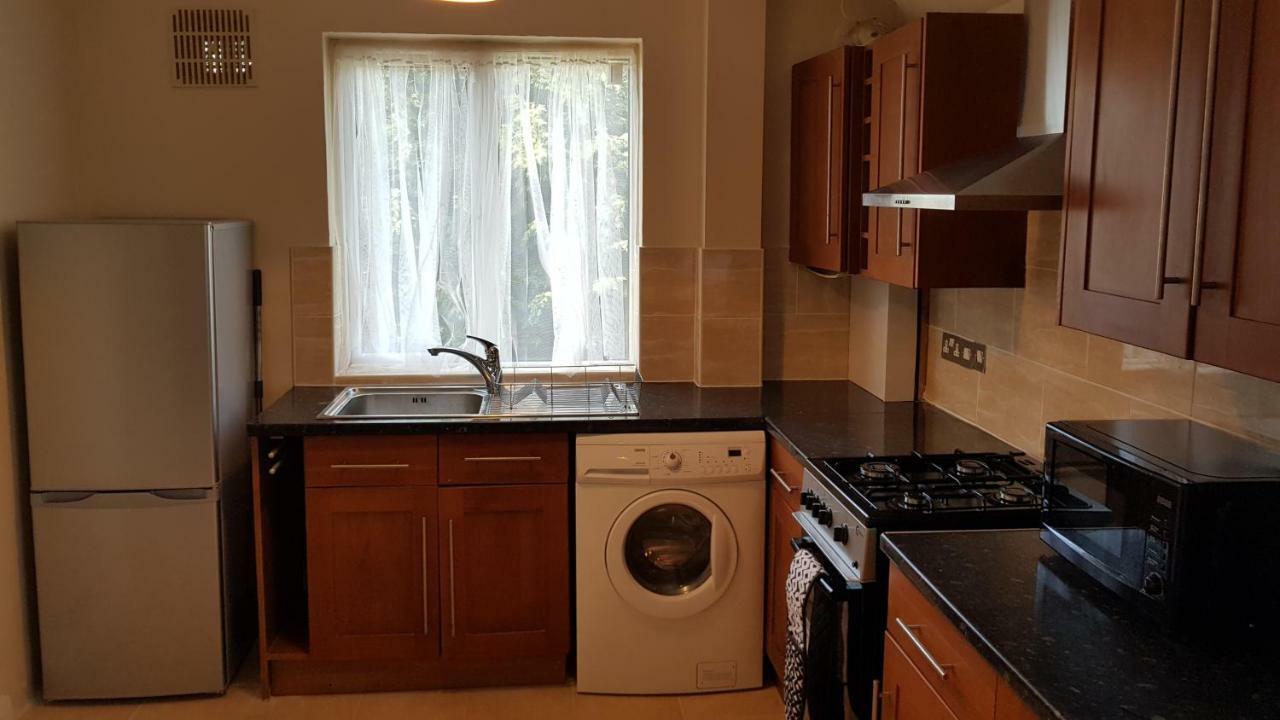 Elegant And Spacious 2 Bedroom Барнет Экстерьер фото